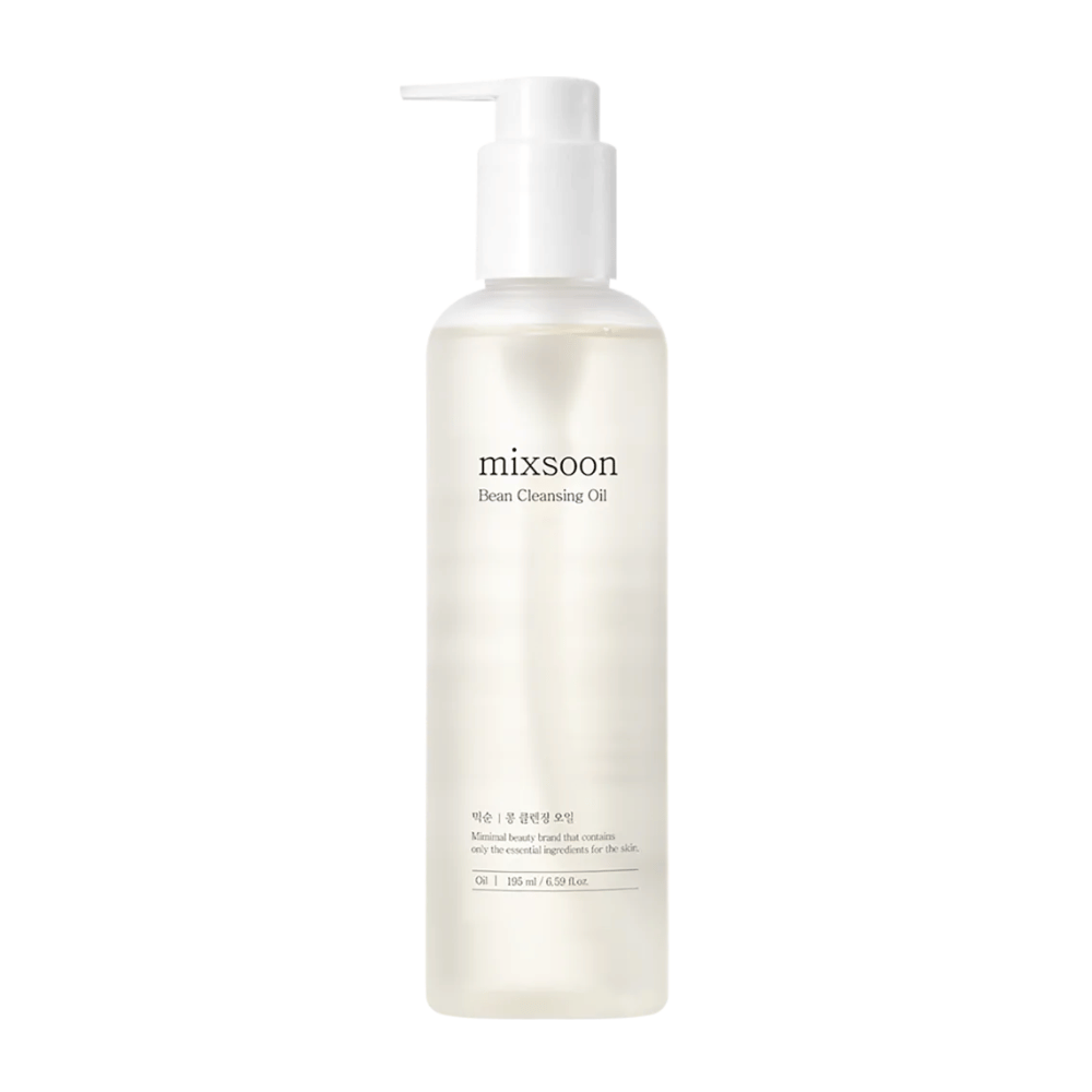 Priehľadná fľaša s bielou pumpičkou a etiketou, na ktorej je napísané "mixsoon Bean Cleansing Oil". Fľaša obsahuje svetlú, takmer nepriehľadnú tekutinu a má čistý, minimalistický dizajn. Etiketa uvádza, že ide o čistiaci olej a tiež objem 195 ml. Pozadie je úplne biele, čo zdôrazňuje jednoduchosť a čistotu produktu.