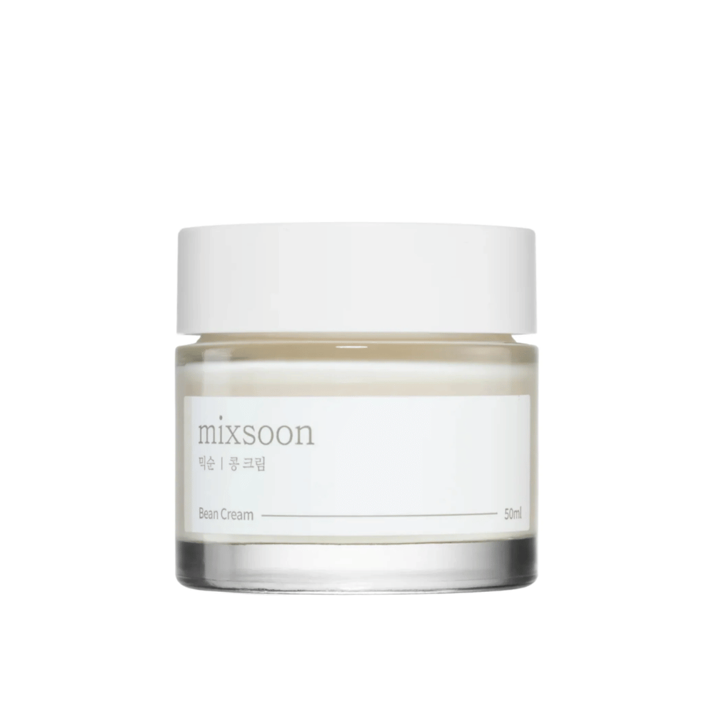 Pohár s bielym viečkom a etiketou, ktorá zobrazuje text "mixsoon 팥 크림" a "Bean Cream" a tiež objemovú indikáciu "50ml". Pohár je čiastočne priehľadný a obsahuje biely krém. Dizajn je jednoduchý a moderný s čistým bielym pozadím, ktoré zvýrazňuje produkt.