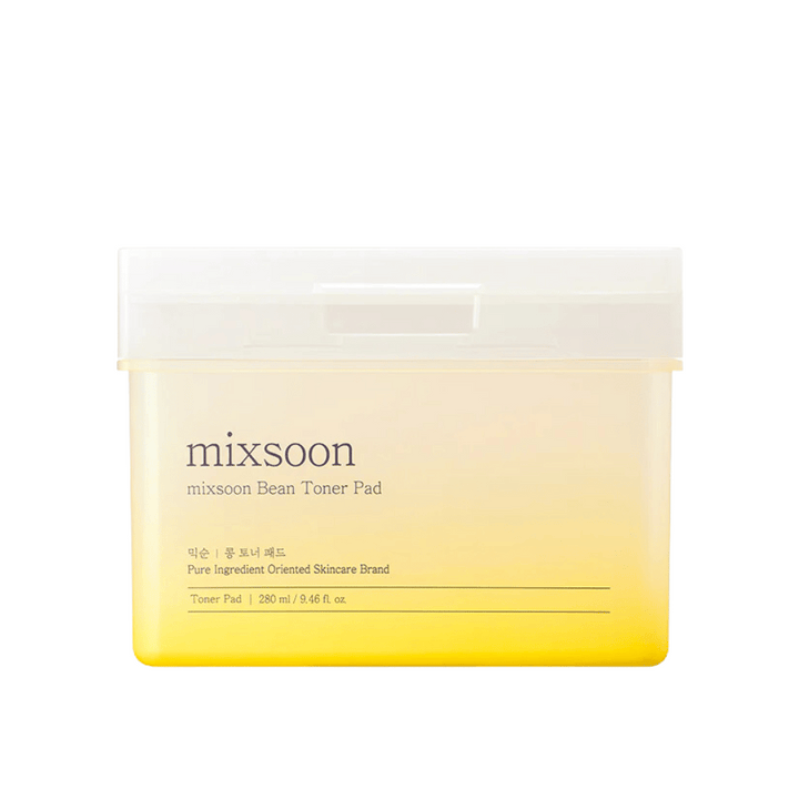 "Štvorcová, priehľadná nádoba s Mixsoon Bean Toner Pad. Nádoba má žltkastý tón a text, ktorý popisuje produkt, vrátane objemu 280 ml (9.46 fl. oz).