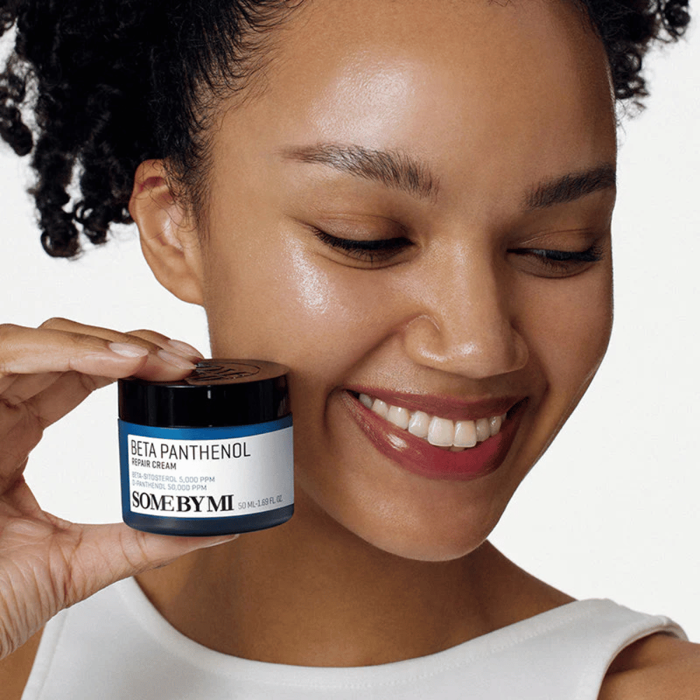 Modelka so žiarivou pokožkou drží SOME BY MI Beta Panthenol Repair Cream – kórejský pleťový krém, ktorý posilňuje kožnú bariéru a hydratuje.