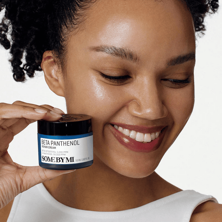 Modelka so žiarivou pokožkou drží SOME BY MI Beta Panthenol Repair Cream – kórejský pleťový krém, ktorý posilňuje kožnú bariéru a hydratuje.