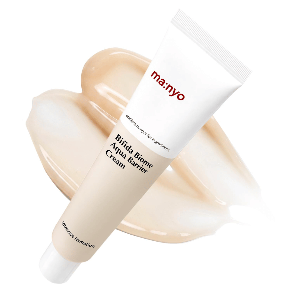 4. Ma:nyo Bifida Biome Aqua Barrier Cream – hydratačný pleťový krém v bielej tube s béžovou krémovou textúrou v pozadí