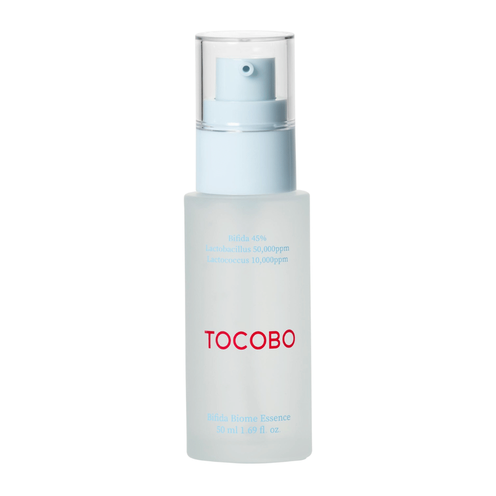 TOCOBO Bifida Biome Essence v matnej pumpovacej fľaši so svetlomodrým vrchom a priehľadným viečkom. Text na fľaši ukazuje, že obsahuje 45 % Bifida, Lactobacillus a Lactococcus, 50 ml.
