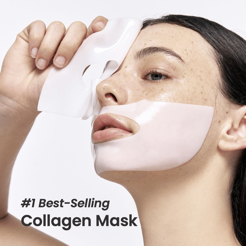 Obrázok zobrazuje mladú ženu, ktorá aplikuje Bio-Collagen Real Deep Mask od Biodance, pleťovú masku označenú ako "#1 Najpredávanejšia kolagénová maska". Maska je biela a pokrýva jej líca a ústa, čo zdôrazňuje jej popularitu a účinnosť pre starostlivosť o pleť.