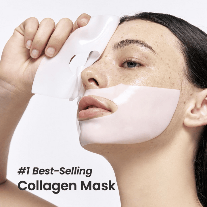 Obrázok zobrazuje mladú ženu, ktorá aplikuje Bio-Collagen Real Deep Mask od Biodance, pleťovú masku označenú ako "#1 Najpredávanejšia kolagénová maska". Maska je biela a pokrýva jej líca a ústa, čo zdôrazňuje jej popularitu a účinnosť pre starostlivosť o pleť.