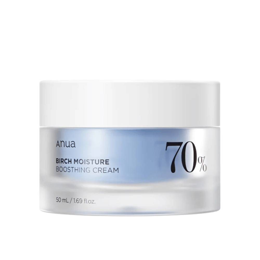 Obrázok zobrazuje nádobu s "Anua Birch Moisture Boosting Cream", ktorá má koncentráciu 70%. Balenie má 50 ml a dizajn je jednoduchý s bielym vrchnákom a priehľadným spodkom, kde je vidieť úroveň a farbu krému. Pôsobí dojmom hydratačného produktu starostlivosti o pleť, ktorý obsahuje brezovú šťavu alebo brezové zložky.