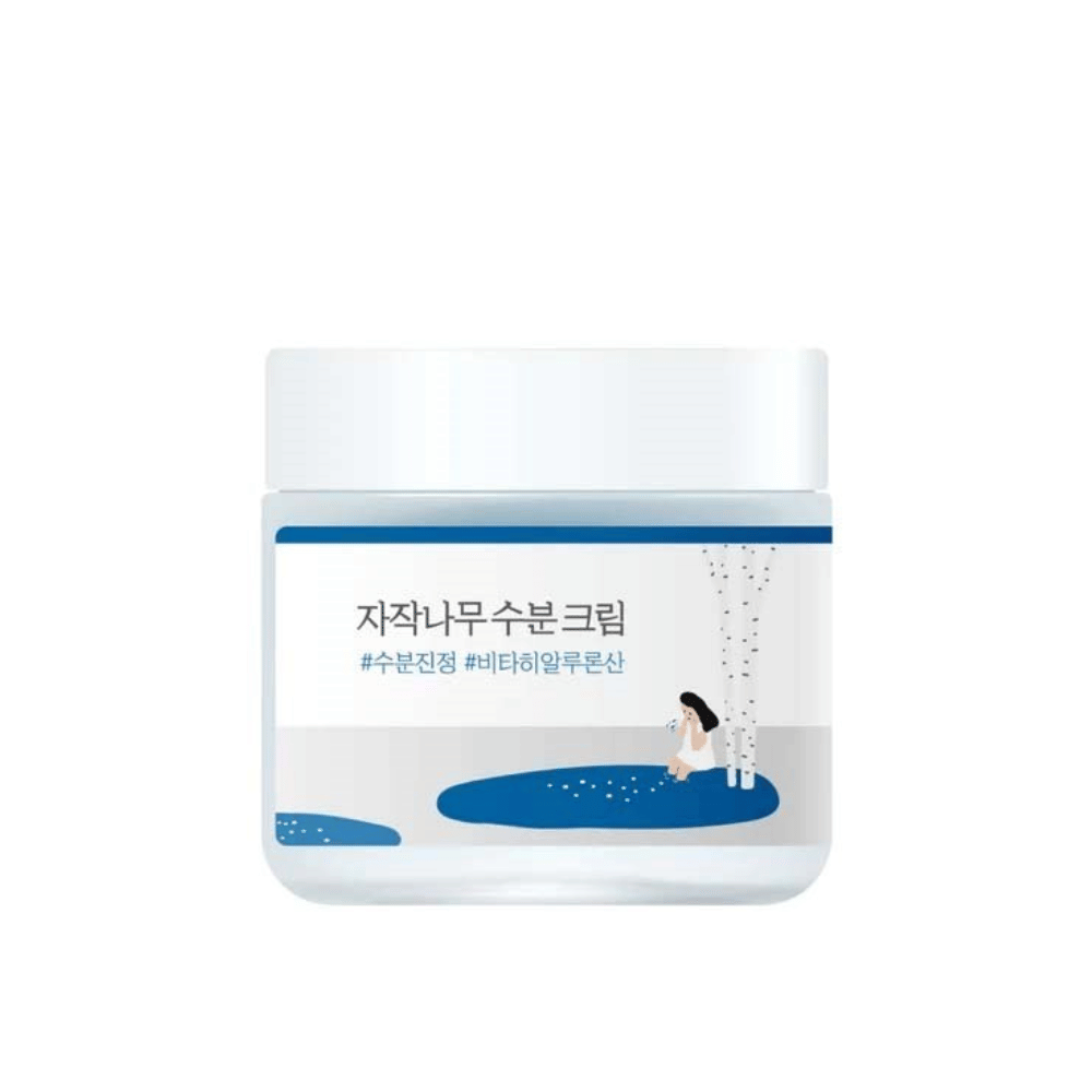 Round Lab Birch Juice Moisturizing Cream v priehľadnej nádobe s bielym viečkom a modrou etiketou s ilustráciou brezy a dievčaťa, na bielom pozadí.