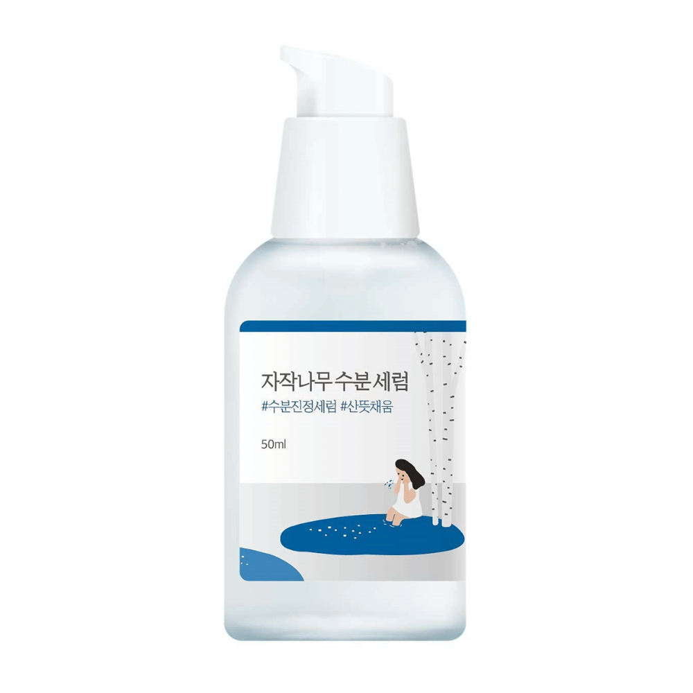Round Lab Birch Juice Moisturizing Serum v priehľadnej pumpovacej fľaši s modrou a bielou etiketou a ilustráciou brezy a dievčaťa, izolované na bielom pozadí.
