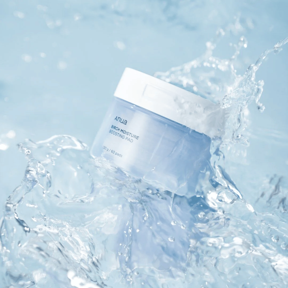 Obrázok Anuas "Birch Moisture Boosting Pad" v priehľadnom modrom obale s kvapkami vody okolo, čo naznačuje hydratačný účinok produktu.