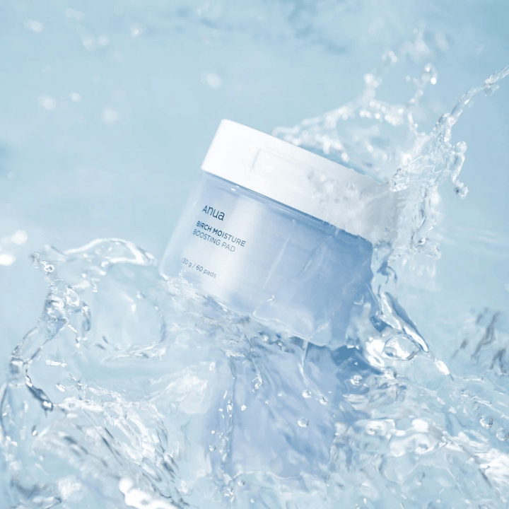 Obrázok Anuas "Birch Moisture Boosting Pad" v priehľadnom modrom obale s kvapkami vody okolo, čo naznačuje hydratačný účinok produktu.