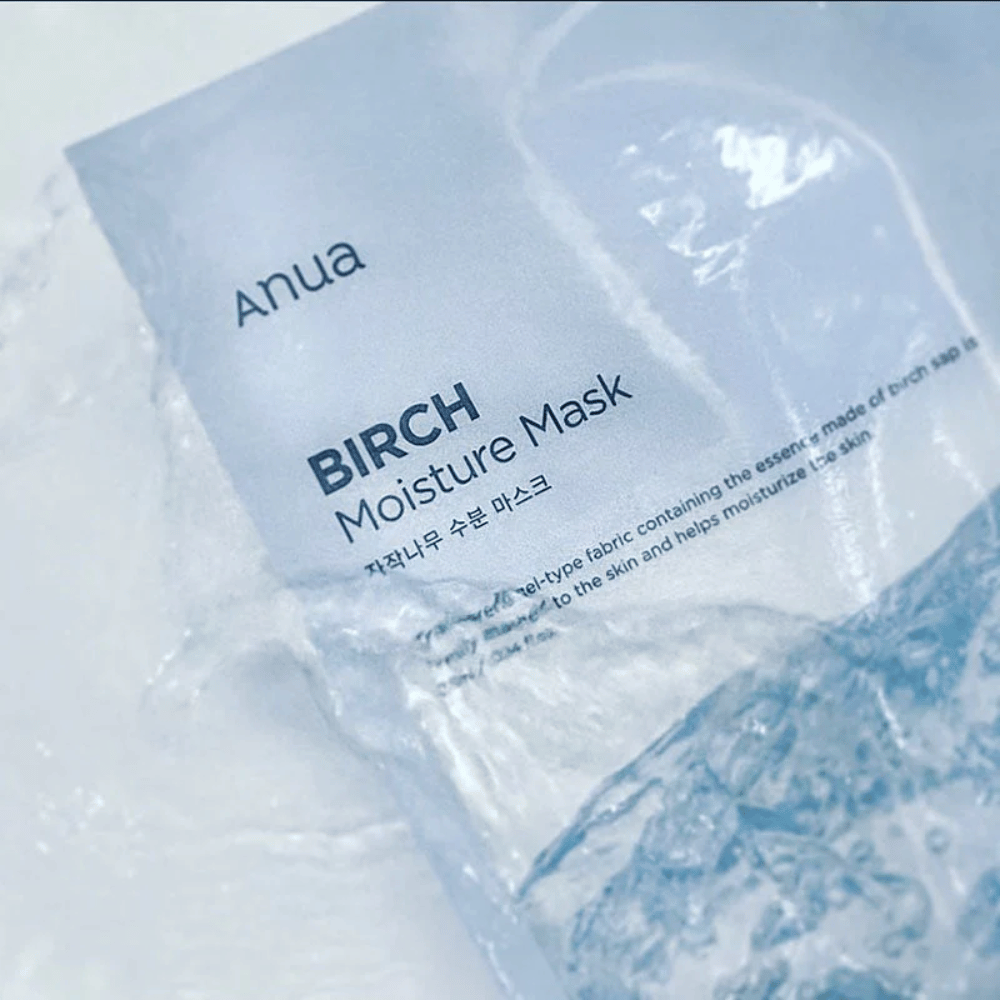 Obrázok zobrazuje balenie "Anua Birch Moisture Mask". Balenie je v jemnej modrej farbe a text je v angličtine aj kórejčine. Produkt je opísaný ako hydratačná pleťová maska vyrobená z brezovej miazgy, určená na výživu a hydratáciu pokožky.