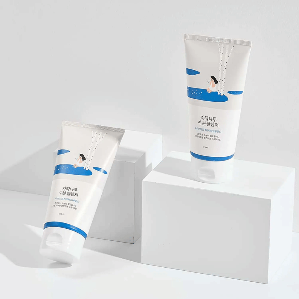 ROUND LAB Birch Juice Moisturizing Cleanser v dvoch tubách na bielom pozadí, jemný a hydratačný čistiaci prostriedok na tvár s breza šťavou, ktorý jemne čistí a je vhodný pre všetky typy pleti, aj citlivú.