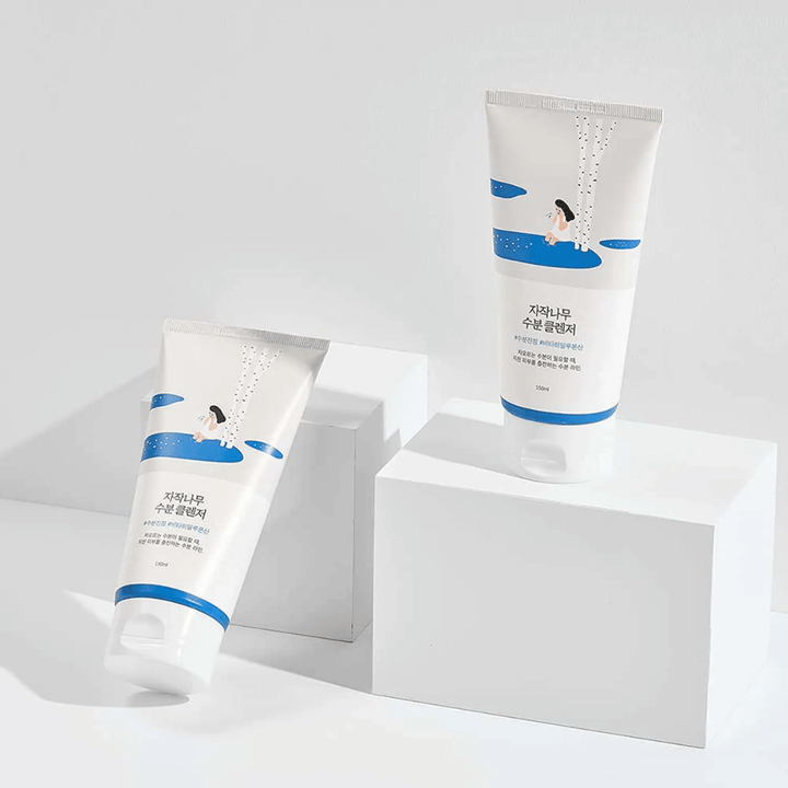 ROUND LAB Birch Juice Moisturizing Cleanser v dvoch tubách na bielom pozadí, jemný a hydratačný čistiaci prostriedok na tvár s breza šťavou, ktorý jemne čistí a je vhodný pre všetky typy pleti, aj citlivú.