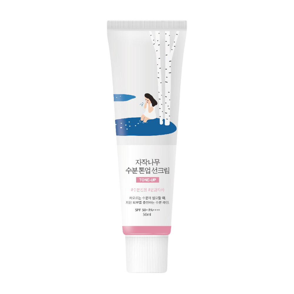 Biela tuba s Birch Juice Moisturizing Tone Up Sunscreen. Tuba má ilustráciu ženy sediacej pri breze vedľa kaluže vody. Text na tube je v kórejčine a uvádza, že produkt má SPF 50+ PA++++ a obsahuje 50 ml.