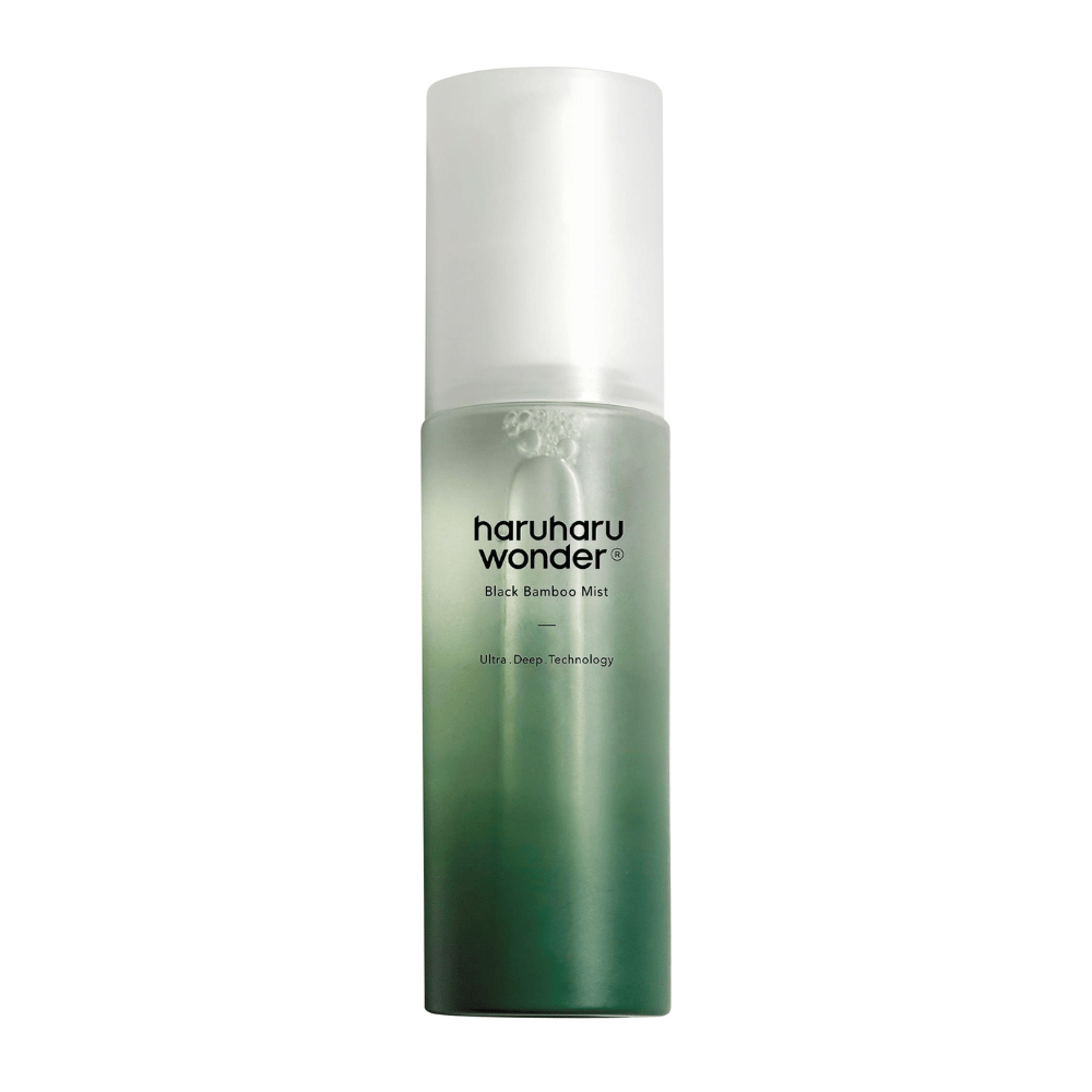 Obrázok HaruHaru Wonder Black Bamboo Mist, ktorý je zobrazený v elegantnej a modernej fľaši. Produkt je hydratačná hmla s gradientom zelenej, ktorá signalizuje sviežosť a prírodu. Fľaša má bielu pumpičku a je navrhnutá tak, aby poskytovala pokožke hlbokú hydratáciu pomocou inovatívnej technológie.