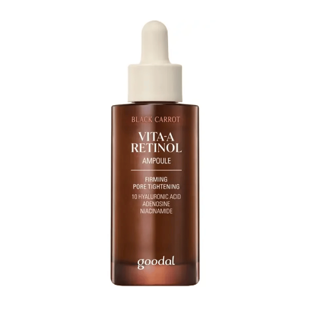 Fľaša s Goodal Black Carrot Vita-A Retinol Firming Ampoule je zobrazená. Má béžovú pipetu a tmavohnedú fľašu. Etiketa opisuje produkt ako "Vita-A Retinol Ampoule" a spomína vlastnosti ako "Firming Pore Tightening", ako aj ingrediencie 10% kyseliny hyalurónovej, adenosín a niacínamid.
