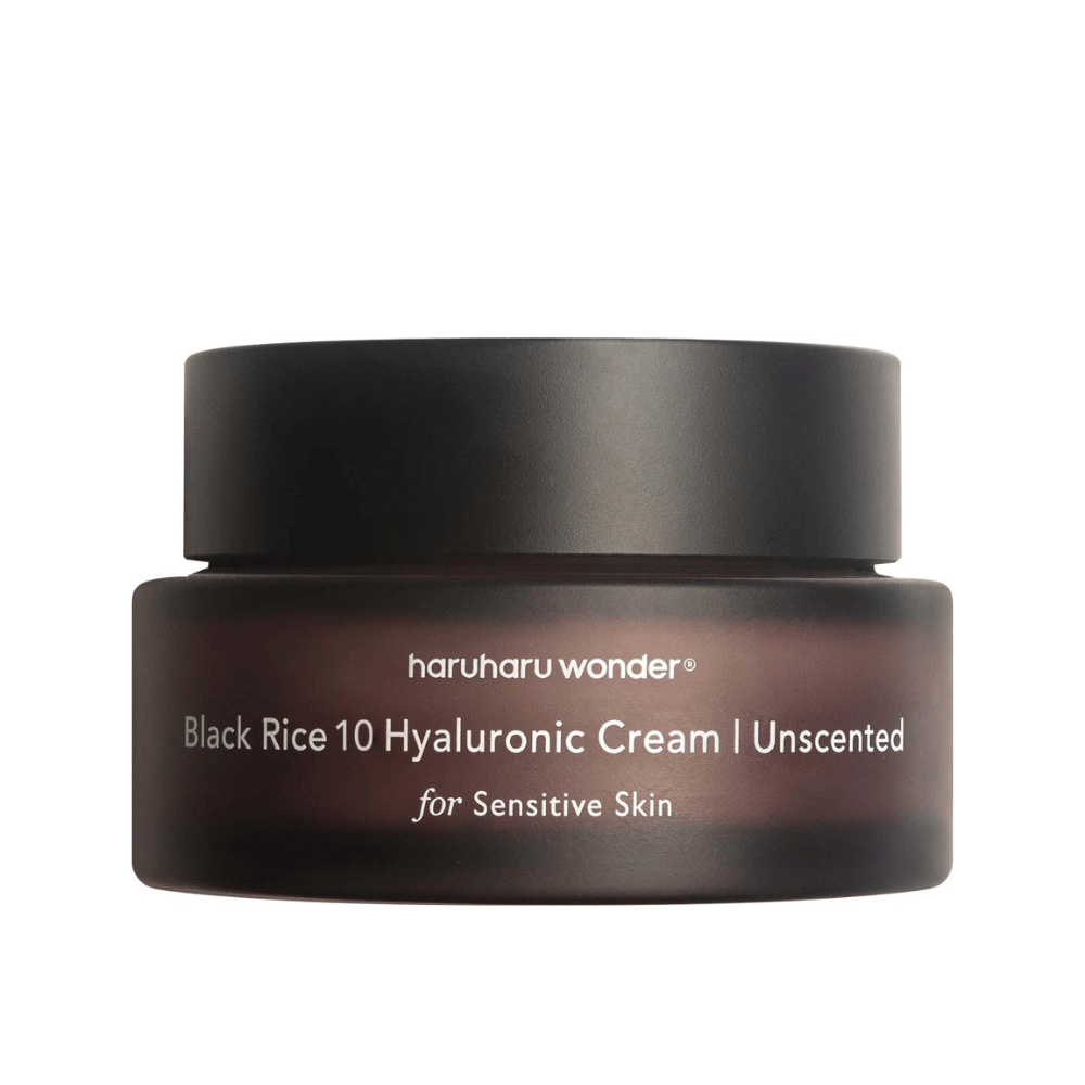Obrázok zobrazuje nádobu s krémom na pleť od značky haruharu wonder. Produkt sa volá "Black Rice 10 Hyaluronic Cream" a je špeciálne vyvinutý pre citlivú pleť, čo je uvedené v texte.