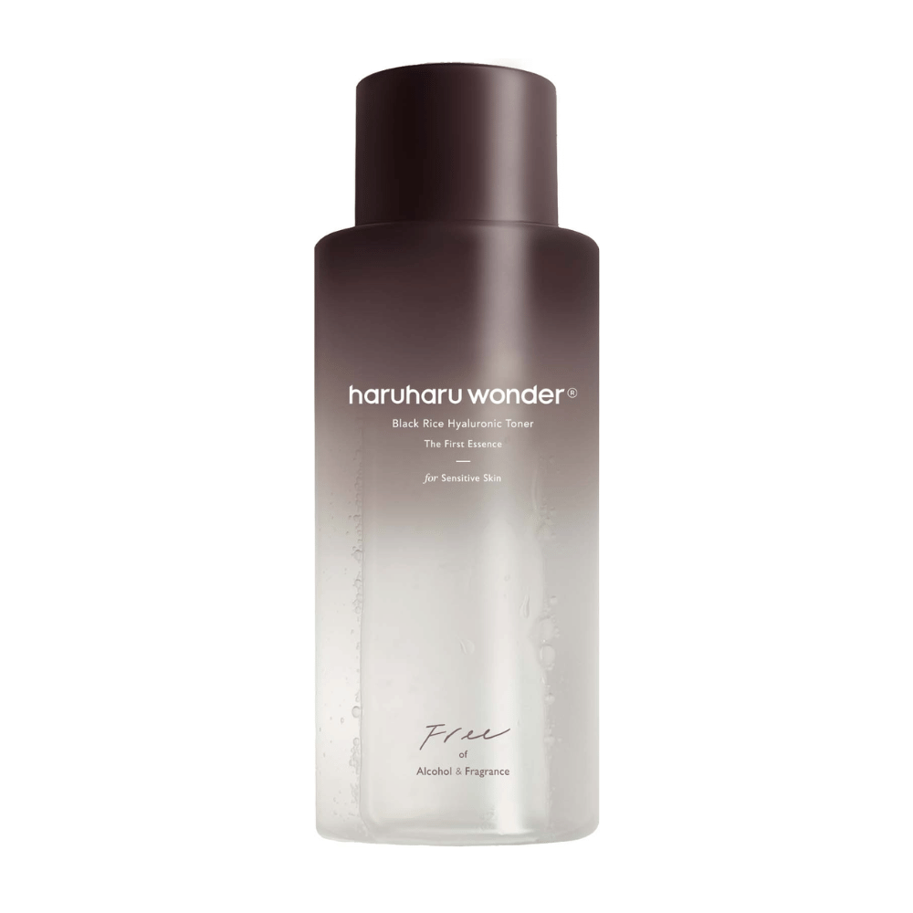 Fľaša haruharu wonder Black Rice Hyaluronic Toner The First Essence, s tmavohnedým až priehľadným prechodom a textom "Bez alkoholu a vône", na bielom pozadí.