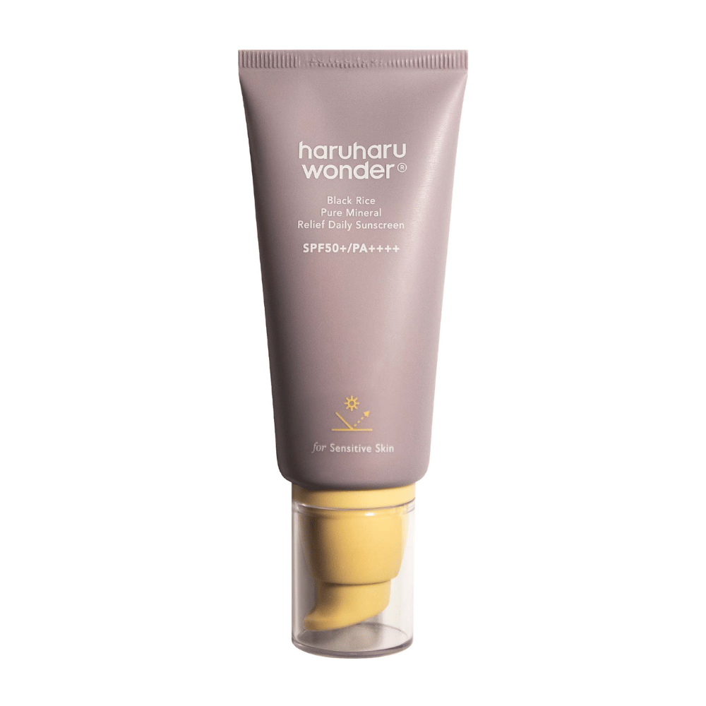 Fialová tuba s Haruharu Wonder Black Rice Pure Mineral Relief Daily Sunscreen SPF 50+ PA++++. Tuba má priehľadný uzáver a text, ktorý opisuje vysokú úroveň ochrany opaľovacieho krému, špeciálne prispôsobený pre citlivú pokožku.