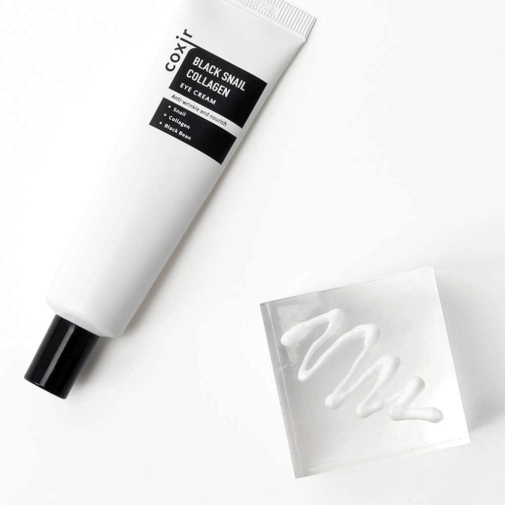 Toto je obrázok "Black Snail Collagen Eye Cream". Je to očný krém, ktorý obsahuje zložky ako extrakt zo slimákov a kolagén, ktoré sú známe svojimi hydratačnými a vyživujúcimi vlastnosťami. Produkt sa propaguje ako schopný poskytnúť pokožke elasticitu a výživu.