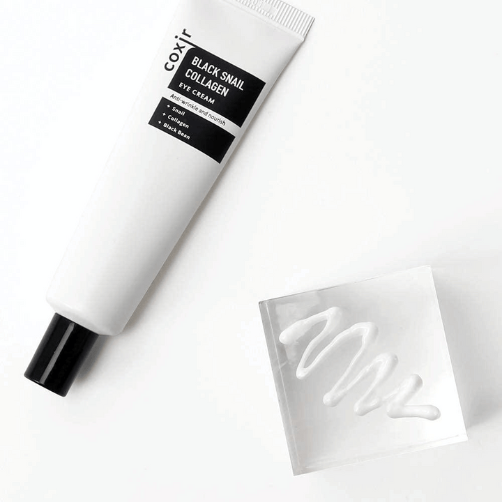 Toto je obrázok "Black Snail Collagen Eye Cream". Je to očný krém, ktorý obsahuje zložky ako extrakt zo slimákov a kolagén, ktoré sú známe svojimi hydratačnými a vyživujúcimi vlastnosťami. Produkt sa propaguje ako schopný poskytnúť pokožke elasticitu a výživu.