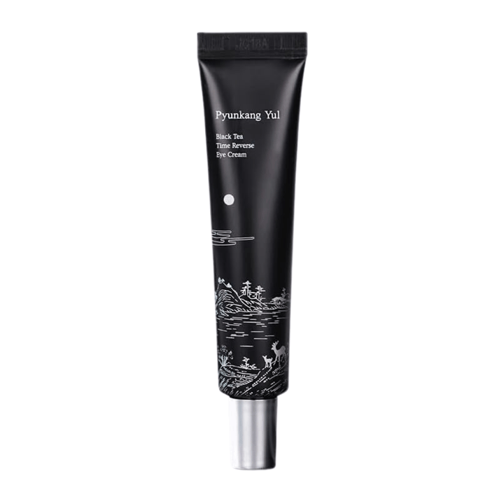 Pyunkang Yul Black Tea Time Reverse Eye Cream 25 ml v čiernej tube s fermentovaným čiernym čajom, peptidmi a hydratačnými zložkami pre očné okolie.