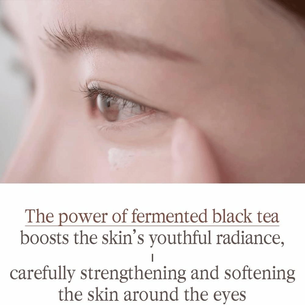 Pyunkang Yul Black Tea Time Reverse Eye Cream s fermentovaným čiernym čajom, ktorý ošetruje citlivú pokožku okolo očí a prispieva k jemnejšiemu pocitu.