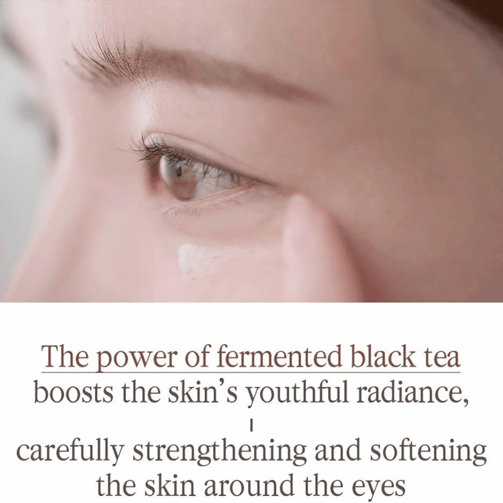 Pyunkang Yul Black Tea Time Reverse Eye Cream s fermentovaným čiernym čajom, ktorý ošetruje citlivú pokožku okolo očí a prispieva k jemnejšiemu pocitu.