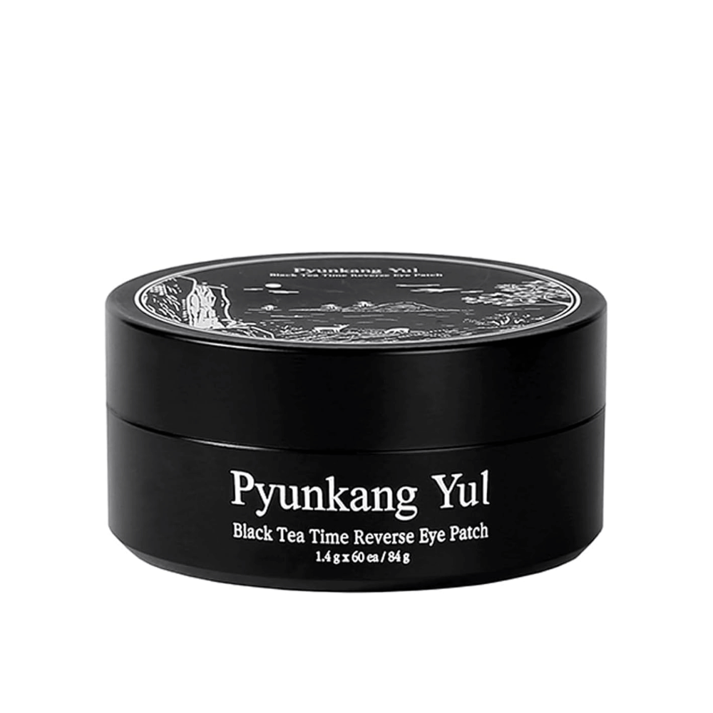 Produktová fotografia bez pozadia produktu Pyunkang Yul Black Tea Time Reverse Eye Patch v čiernom balení so štýlovým a minimalistickým dizajnom na svetlom pozadí.