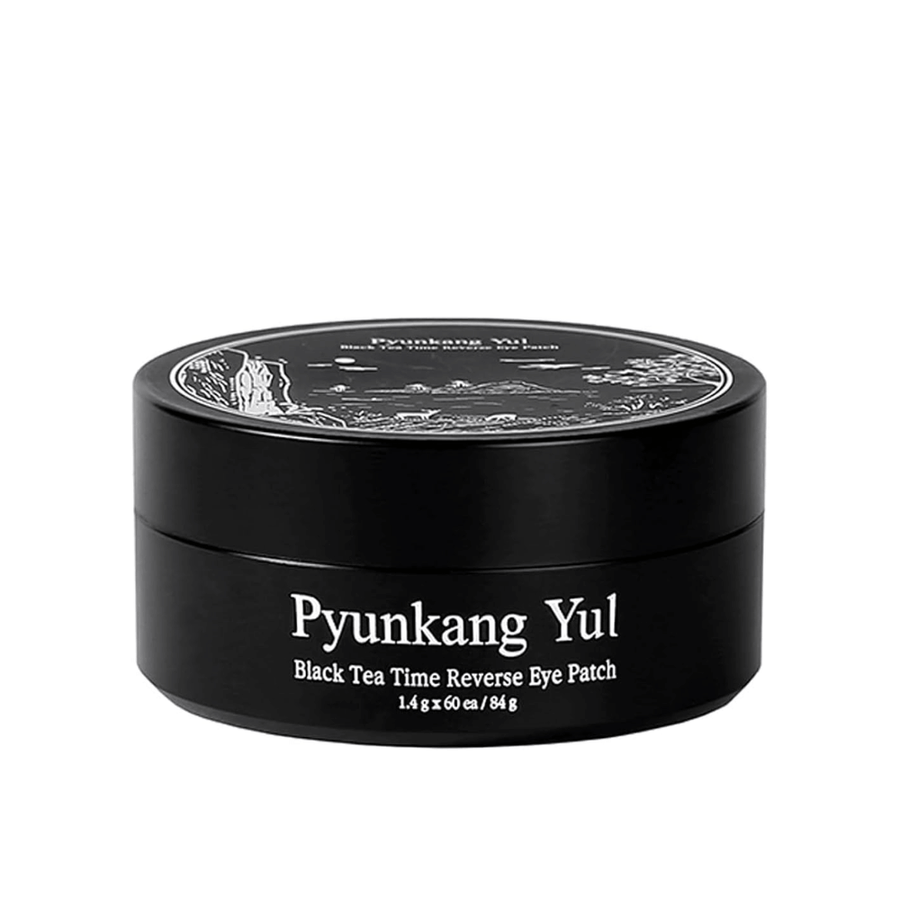 Produktová fotografia bez pozadia produktu Pyunkang Yul Black Tea Time Reverse Eye Patch v čiernom balení so štýlovým a minimalistickým dizajnom na svetlom pozadí.