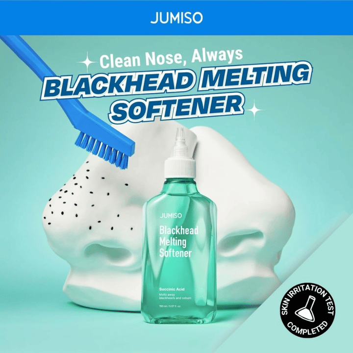 JUMISO Blackhead Melting Softener s kefkou proti bielej modelke nosa. Text: „Clean Nose, Always“. Klinicky testované na podráždenie pokožky.