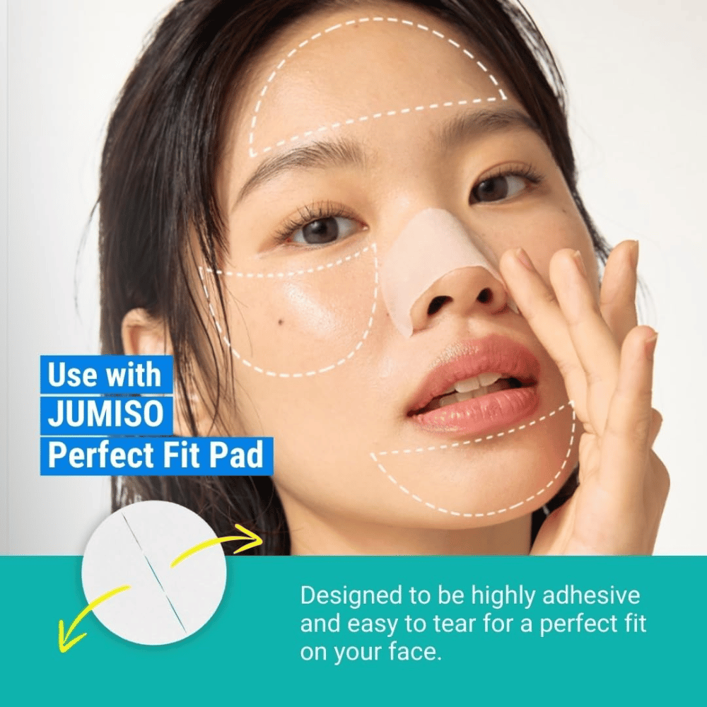 Žena aplikuje JUMISO Blackhead Melting Softener s Perfect Fit Pad. Produkt rozpúšťa čierne bodky a dokonale sa prispôsobuje tvári.