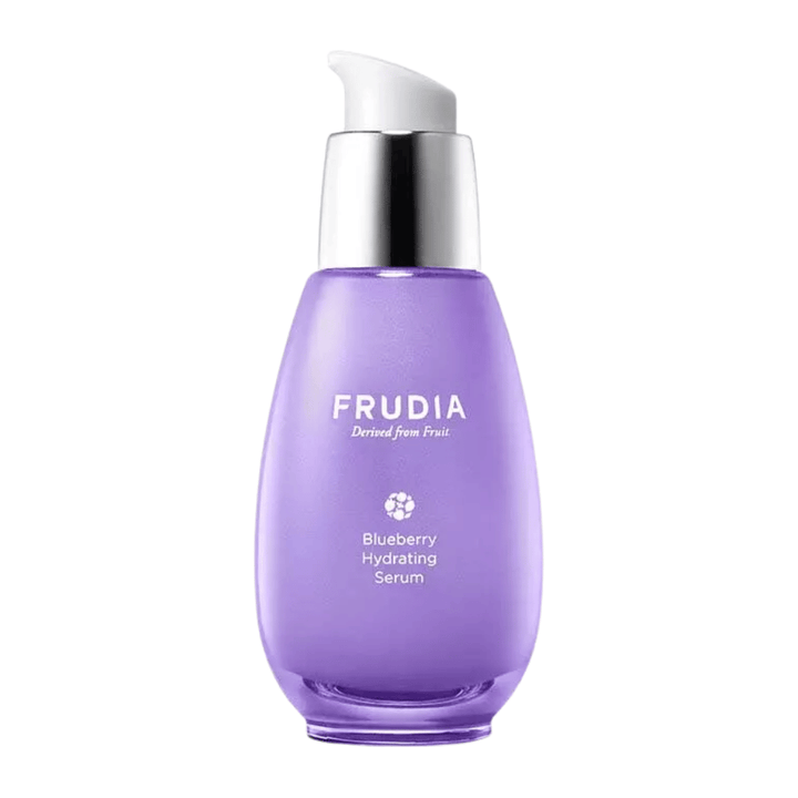 FRUDIA Blueberry Hydrating Serum v fialovej fľaši s pumpičkou, hydratačné pleťové sérum s extraktom z čučoriedok, ktoré posilňuje bariéru pokožky a poskytuje jemnú, čistú pleť.