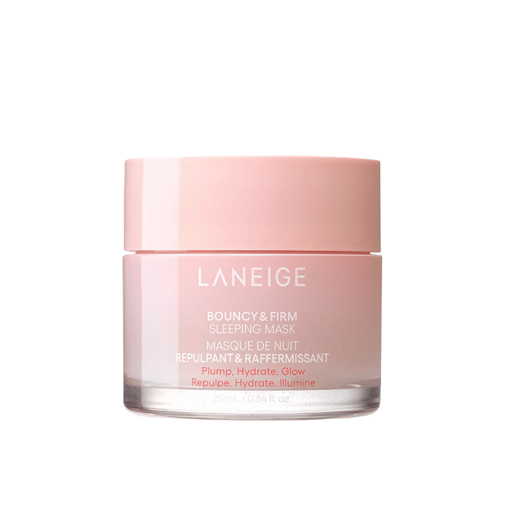 Laneige Bouncy & Firm Sleeping Mask v ružovej sklenenej nádobe s prispôsobeným viečkom. Produkt, ktorý obsahuje 25 ml, je navrhnutý na to, aby počas noci poskytol vypnutie, hydratáciu a žiarivosť. Text na nádobe zahŕňa "Vypnúť, Hydratovať, Žiariť."