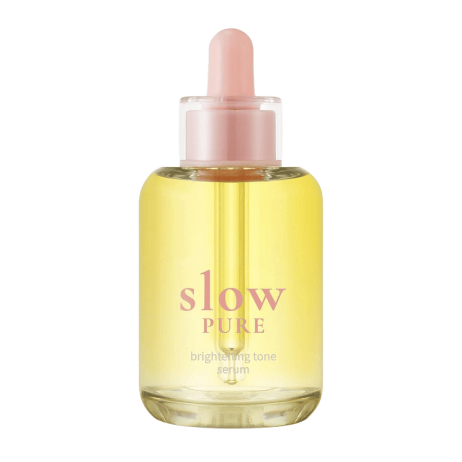 Slow Pure Brightening Tone Serum v čírej sklenenej fľaši s pipetou, naplnený žiarivým žltým sérom.