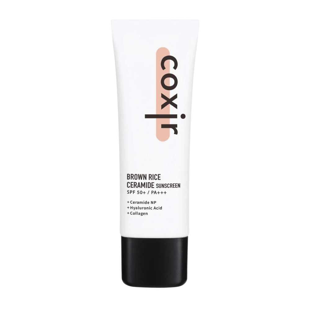 Produktový obrázok Coxir Brown Rice Ceramide Sunscreen v bielej tube s čiernym uzáverom, SPF 50+ PA+++, obsahuje ceramidy, kyselinu hyalurónovú a kolagén.