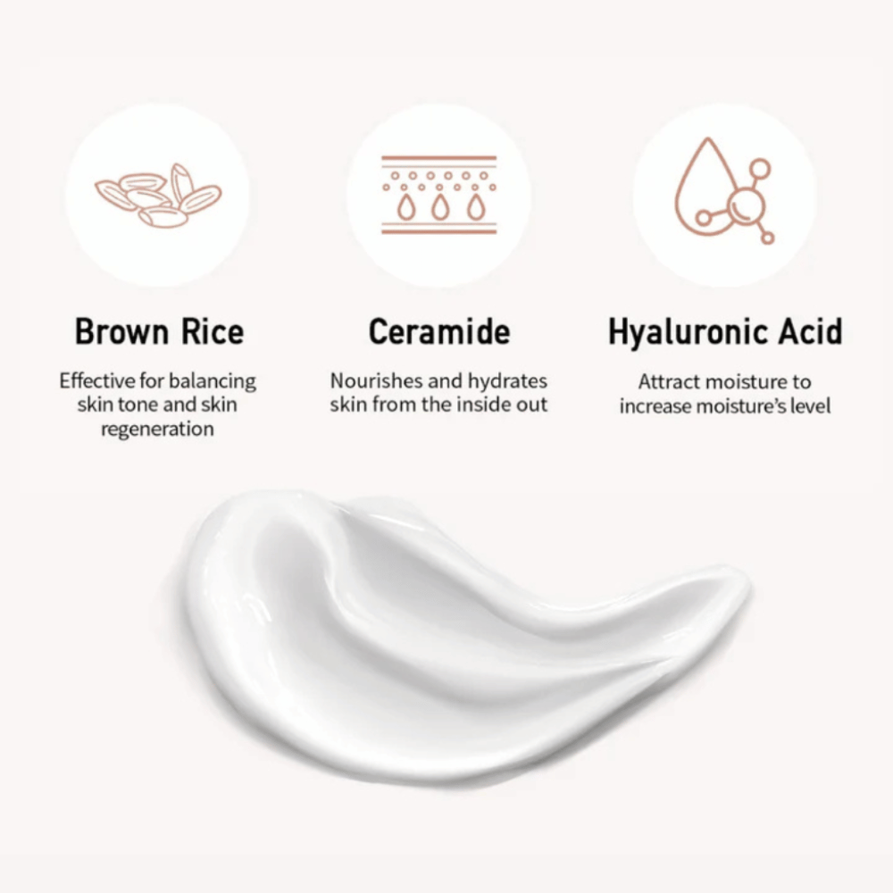 Detailný záber na formulu opaľovacieho krému spolu s ilustráciami a vysvetleniami troch kľúčových ingrediencií: hnedá ryža pre rovnomerný tón pleti, ceramidy pre výživu a kyselina hyalurónová pre hydratáciu.