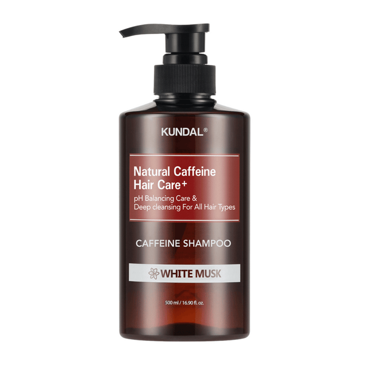 KUNDAL Natural Caffeine Hair Care+ Šampón White Musk v hnedej plastovej fľaši s pumpičkou, 500 ml.