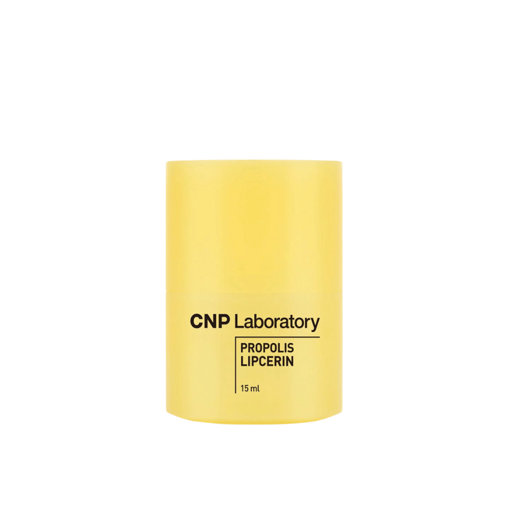 Žltá tuba CNP Laboratory Propolis Lipcerin s jednoduchým, čistým dizajnom. Produkt obsahuje 15 ml a je navrhnutý tak, aby poskytoval intenzívnu hydratáciu a starostlivosť o pery.