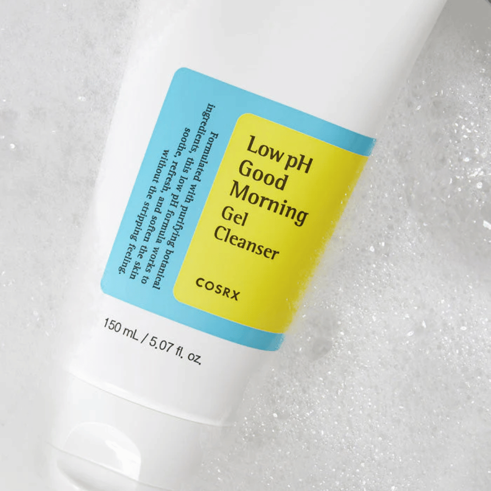 COSRX Low pH Good Morning Gel Cleanser 150ml – jemný čistiaci prostriedok na tvár s nízkym pH pre citlivú pokožku, zobrazený s penou.