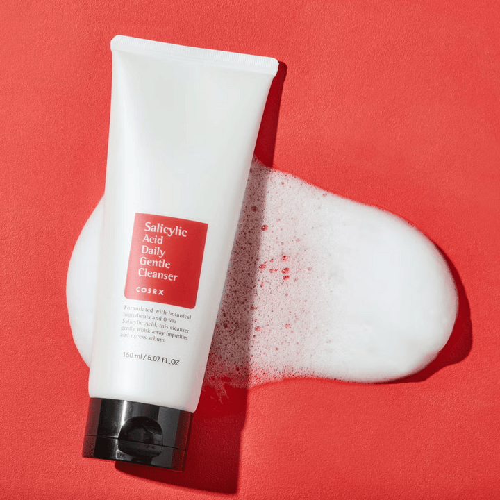 COSRX Salicylic Acid Daily Gentle Cleanser 150ml – účinný čistiaci prostriedok na tvár so salicylovou kyselinou proti akné, čiernym bodkám a nečistej pleti, zobrazený s penou.