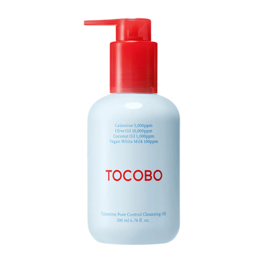 TOCOBO Calamine Pore Control Cleansing Oil s červenou pumpičkou a modrým textom na svetlomodrej fľaši, ukazuje hlavné ingrediencie a objem 200 ml.