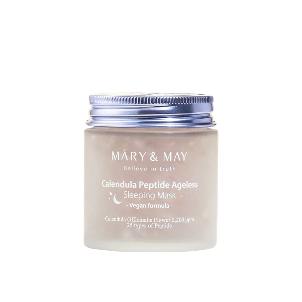 Pohár s MARY & MAY Calendula Peptide Ageless Sleeping Mask. Pohár má strieborné viečko a etiketu s textom "Calendula Peptide Ageless Sleeping Mask" a "Vegan formula". Produkt obsahuje nechtík a peptidy na dodanie mladistvého vzhľadu pokožke počas noci.