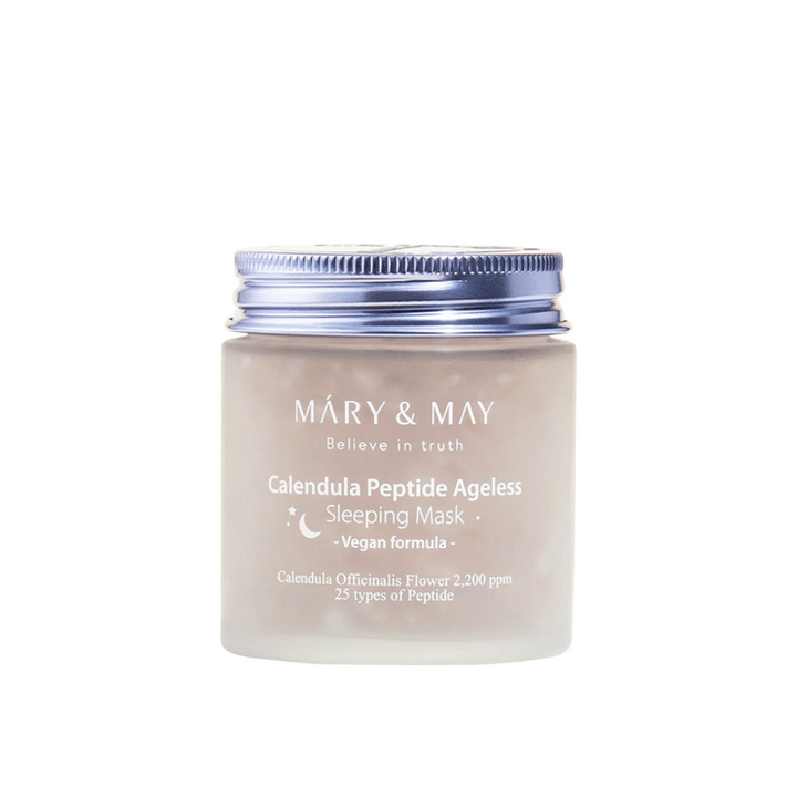 Pohár s MARY & MAY Calendula Peptide Ageless Sleeping Mask. Pohár má strieborné viečko a etiketu s textom "Calendula Peptide Ageless Sleeping Mask" a "Vegan formula". Produkt obsahuje nechtík a peptidy na dodanie mladistvého vzhľadu pokožke počas noci.