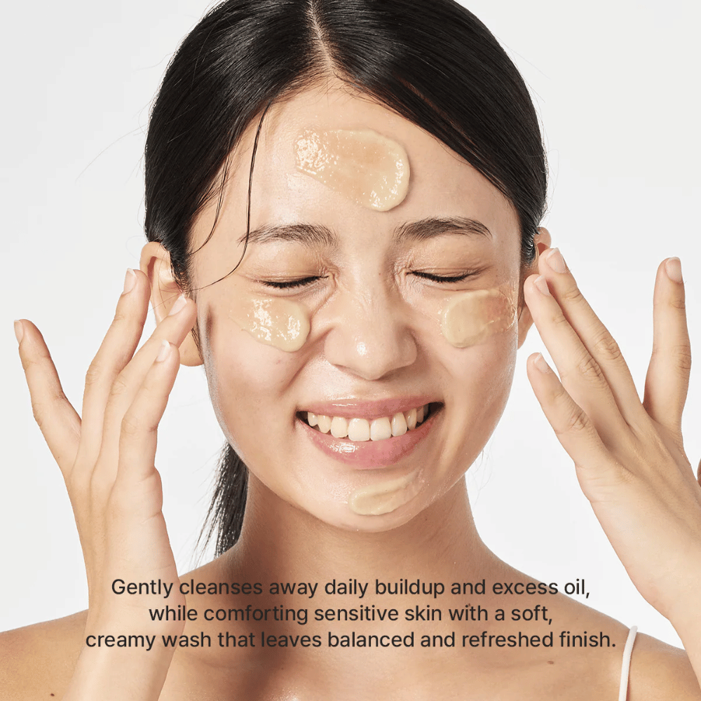 Žena aplikuje Arencia Calendula Rice Mochi Cleanser – jemný kórejský čistiaci prostriedok, ktorý odstraňuje olej a nečistoty, pričom pokožka zostáva svieža a vyvážená.