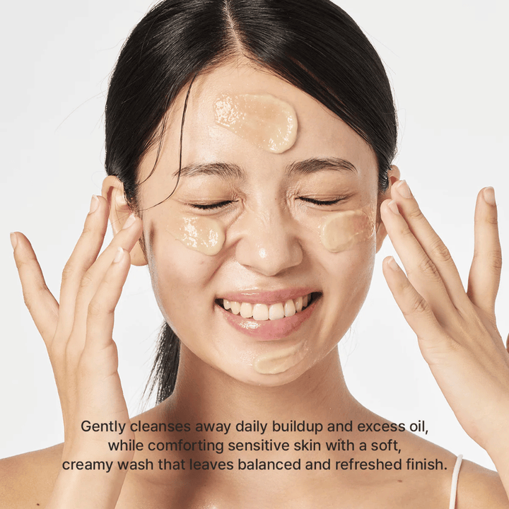 Žena aplikuje Arencia Calendula Rice Mochi Cleanser – jemný kórejský čistiaci prostriedok, ktorý odstraňuje olej a nečistoty, pričom pokožka zostáva svieža a vyvážená.