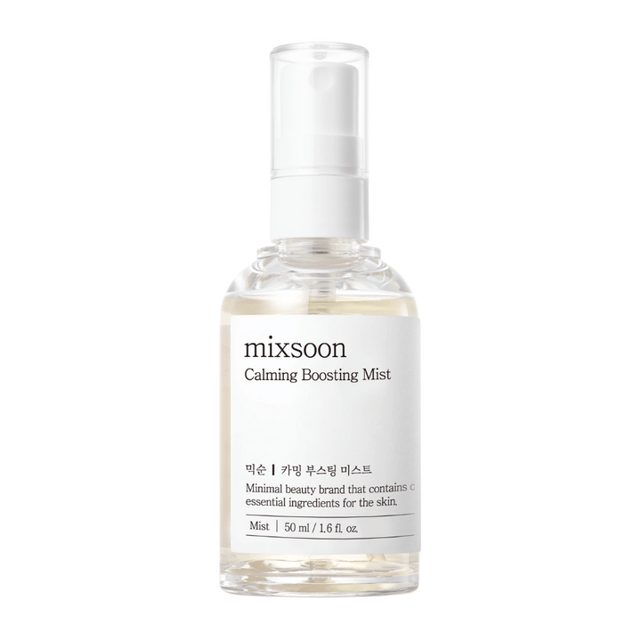 Priehľadná sprejová fľaša s Mixsoon Calming Boosting Mist. Fľaša je označená jednoduchou, bielou etiketou, ktorá zobrazuje názov produktu a popisuje obsah ako esenciálne zložky pre pokožku v minimalistickom štýle.