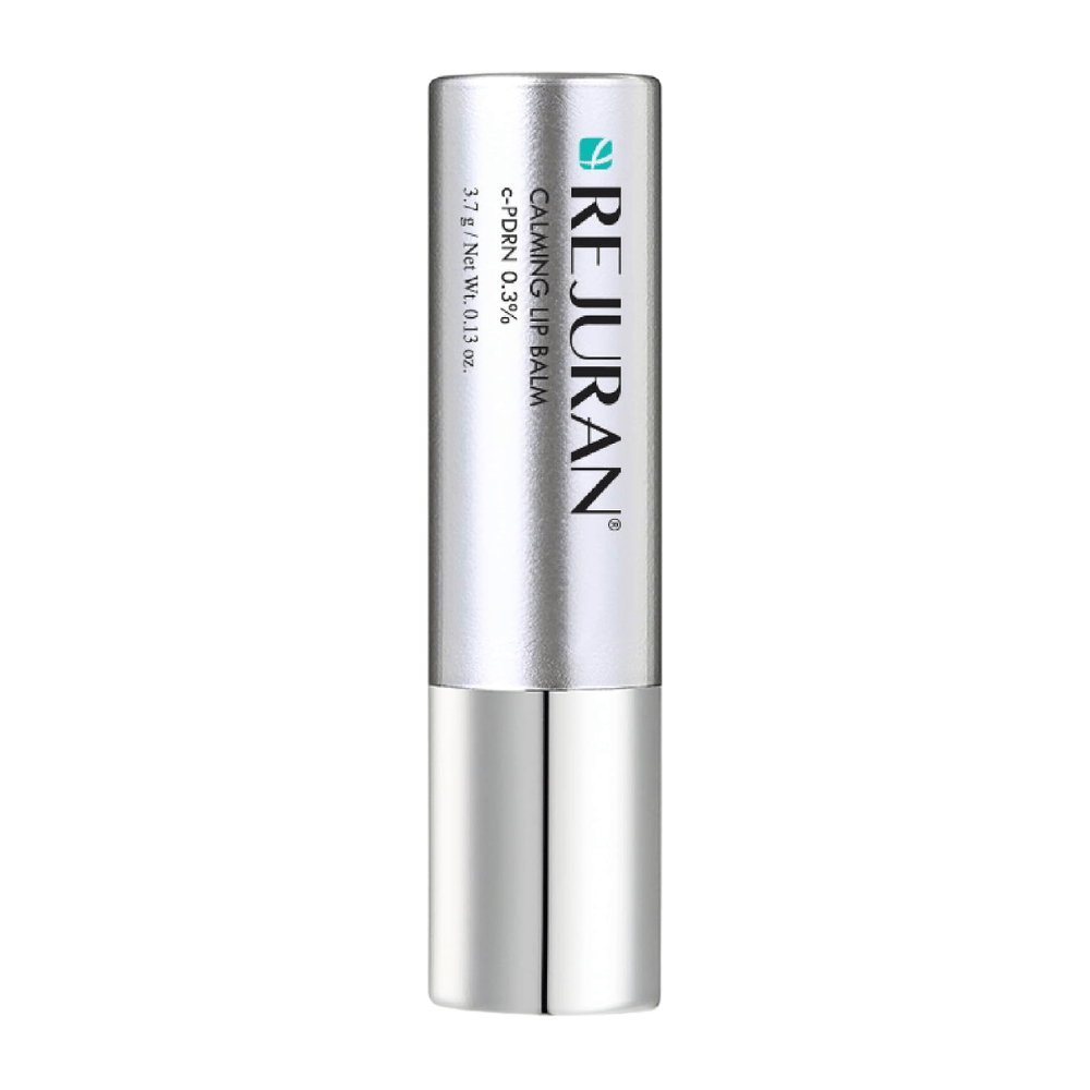 4. Rejuran Calming Lip Balm 3,7 g – hydratačný balzam na pery s C-PDRN na bielom pozadí