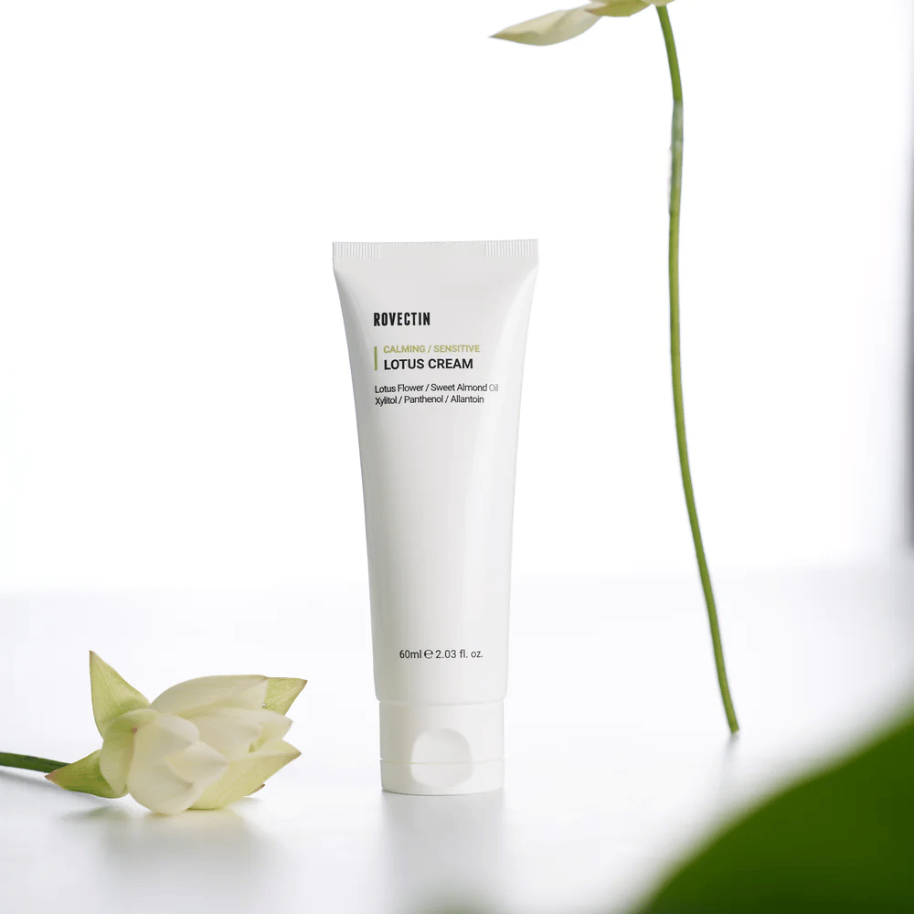 Tuba s Rovectin Lotus Cream pre upokojujúcu a citlivú starostlivosť o pokožku, prezentovaná s lotosovým kvetom.