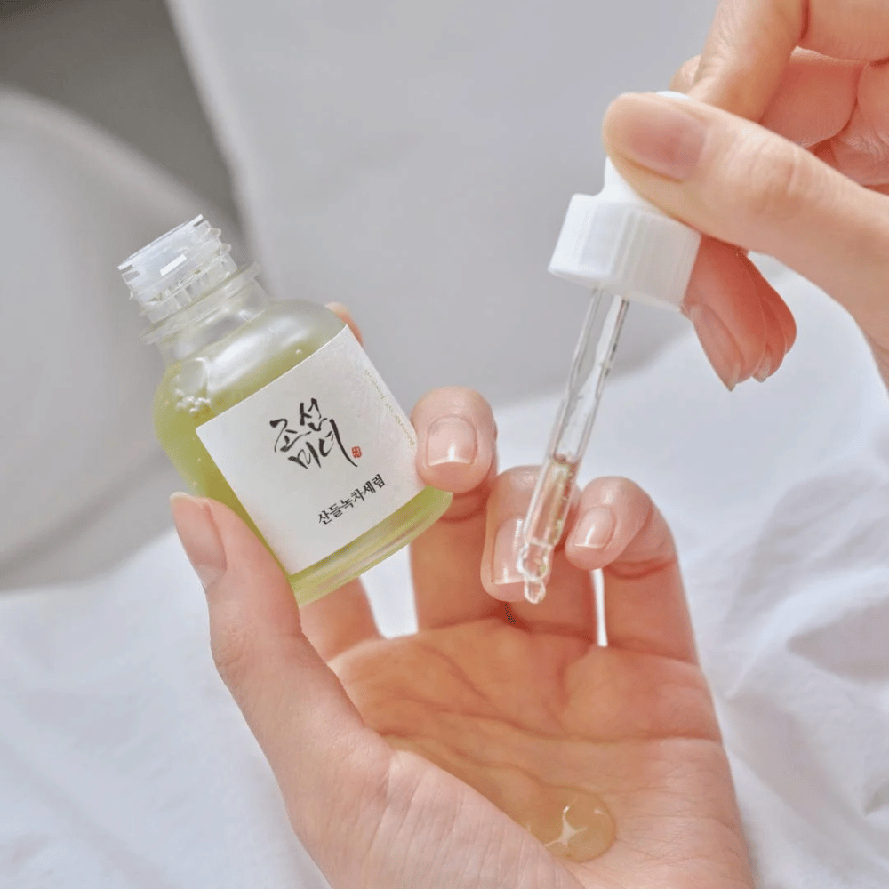 Ruka kvapká Beauty of Joseon Calming Serum Zelený čaj + Pantenol na pokožku – upokojujúce kórejské sérum pre citlivú pleť.